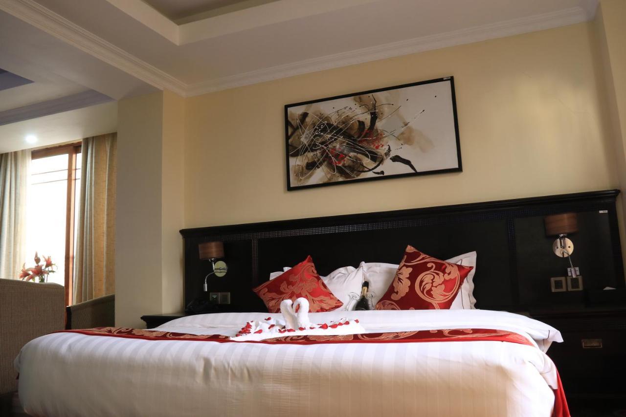 The White Rhino Hotel 尼耶利 外观 照片