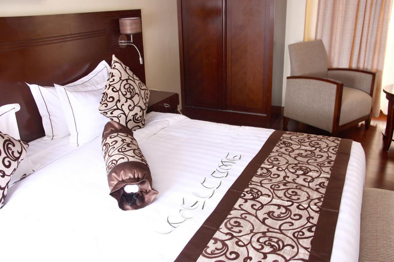 The White Rhino Hotel 尼耶利 外观 照片